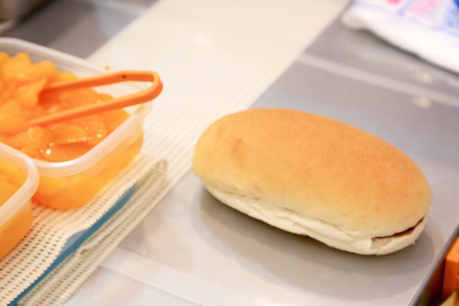 コッペパン専門店「吉田パン」の作りたて「あんマーガリン」