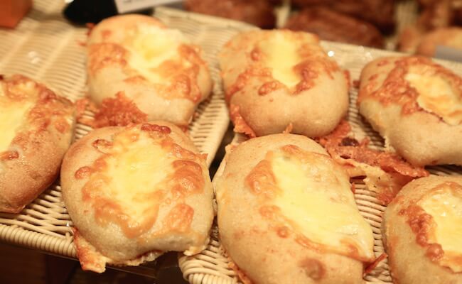 『満寿屋商店』の1番人気「とろ〜りチーズパン」