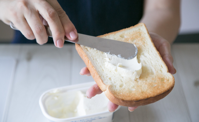 トーストし、冷ました食パンにクリームチーズを塗る