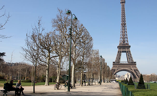 パリの日常が垣間見れる！エッフェル塔近くのクレー通り散歩