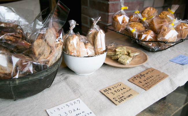 立川『かいじゅう屋』には、パン以外にも焼き菓子が並びます。