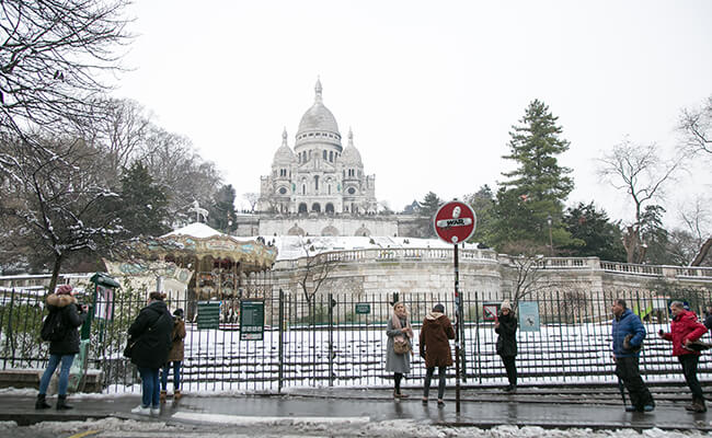 パリで大雪！子どもも大人も公園でスキーにソリ！？