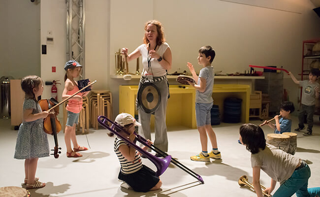『音楽博物館』の子ども向けアトリエで、音楽のレッスン