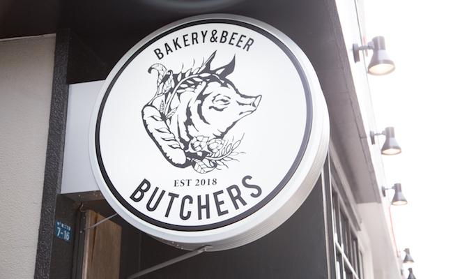 『Bakery & Beer Butchers（ベーカリー アンド ビア ブッチャーズ）』の看板