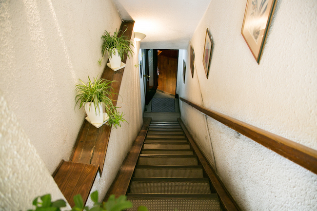 『Cafe AALIYA（カフェ アリヤ）』の入り口の階段