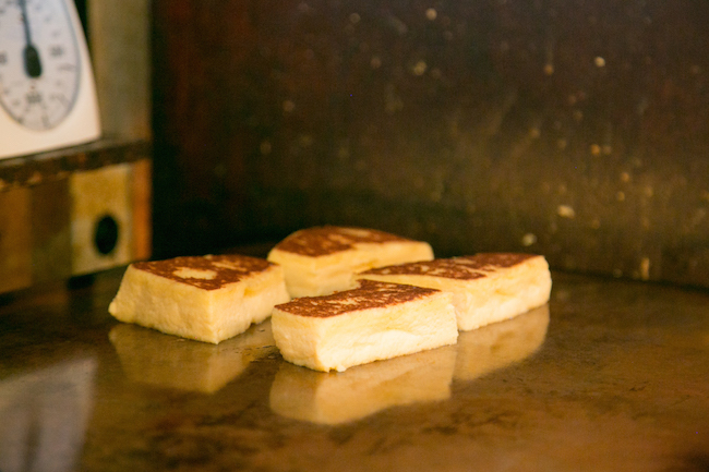 『Cafe AALIYA（カフェ アリヤ）』の銅板で焼き上げるフレンチトースト