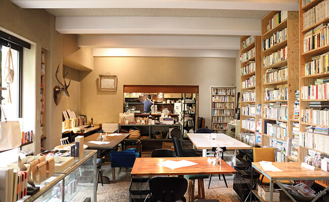 日本文学の名作から稀少本まで。約2万冊の本が揃う文学カフェ『BUNDAN COFFEE & BEER』