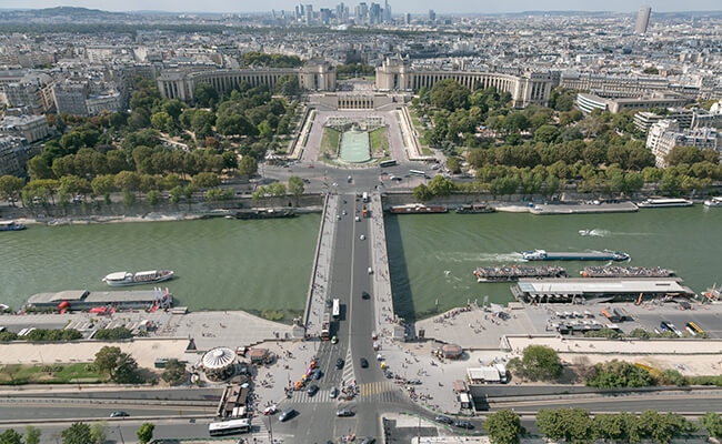 エッフェル塔に登って、パリを眺めながらのシャンパンタイム！