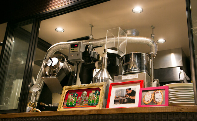 代々木公園『CACAO STORE』のキッチンに設置されたカカオ豆の焙煎機