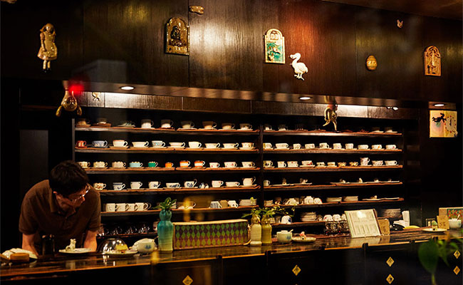 昭和の空間が残る純喫茶。店主のこだわりが詰まった空間でコーヒーとあまいものをいただきながら過ごす時間は至福のひととき。そんな純喫茶の魅力を東京喫茶店研究所2代目所長の難波里奈さんに伺ってきました。