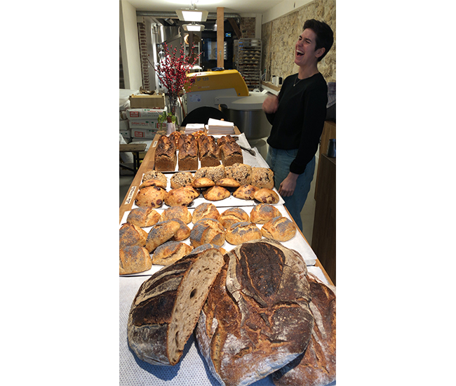 パリのパン屋『Circus Bakery』のパンと笑顔のスタッフ