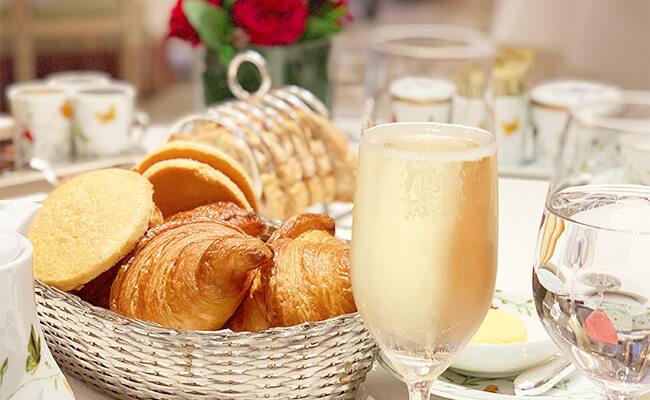 憧れのパリの最高級ホテルで楽しむ！シャンパンといただく贅沢モーニング