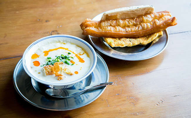 『東京豆漿生活』の「鹹豆漿（豆乳スープ）」と、焼餅のサンド
