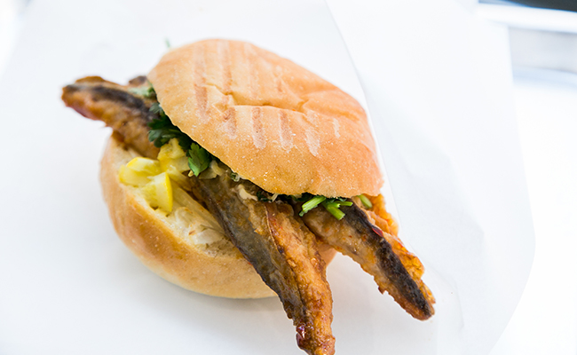 『二階のサンドイッチ』の「沼津港直送 鯖のオリエンタルサンドイッチ」