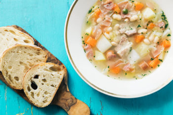 白いんげん豆とたっぷり野菜！フランスの田舎風スープ「ガルビュール」