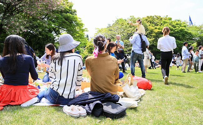 フランス大使公邸のお庭でピクニックを楽しむ人たち