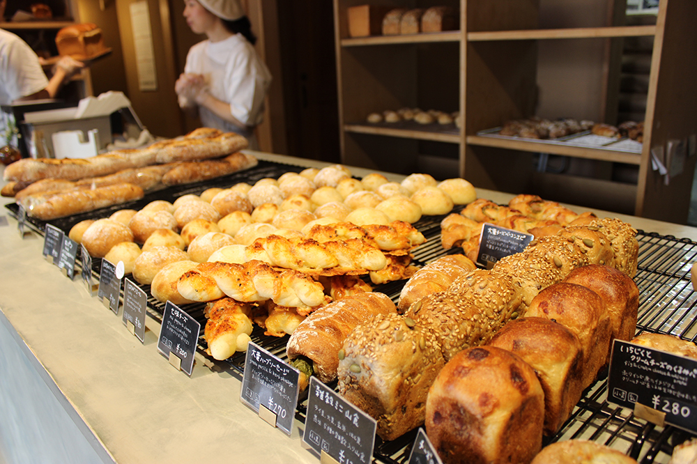 毎日通いたくなる『根津のパン』で出会った、もっちりしっとり食感の自家製酵母パン