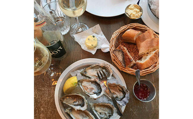 フランスでは牡蠣と白ワインが定番！その理由は？
