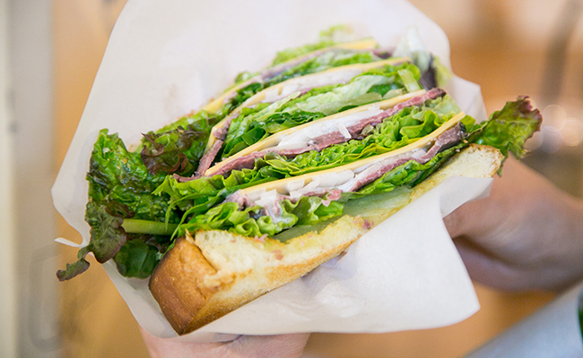 渋谷『松涛カフェ』の「自家製ローストビーフのサンドイッチ」