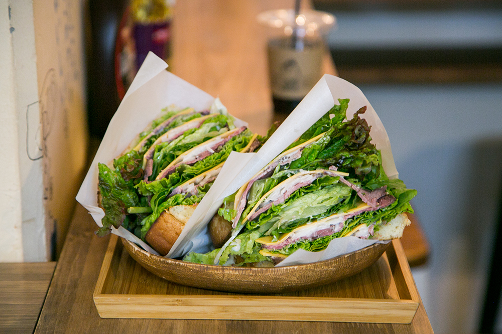 パンもお肉も自家製！渋谷『松涛カフェ』のローストビーフのサンドイッチ