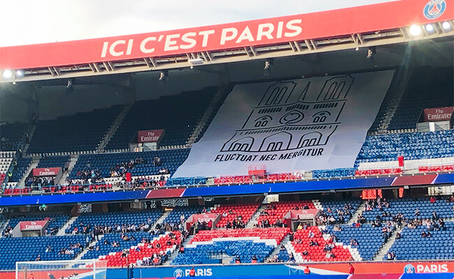 パリ・サンジェルマンの試合で掲げられた「Fluctuat nec mergitur」の幕