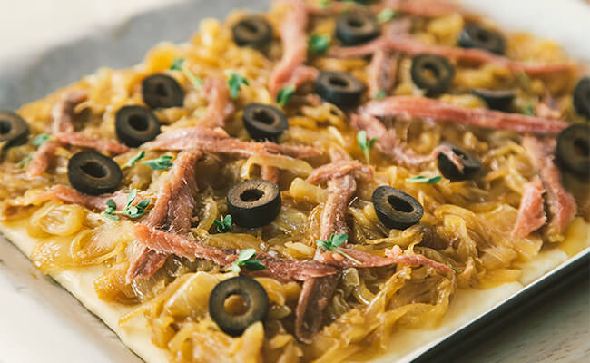 南仏の定番ピザ！冷凍パイシートで作るピサラディエールのレシピ