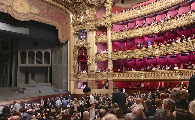 皇帝の色である赤とゴールドで飾られたバルコニー席がぐるりと囲む劇場内