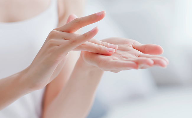 化粧水をつけるときは、手にとり、手の平同士を合わせて化粧水を温めると◎
