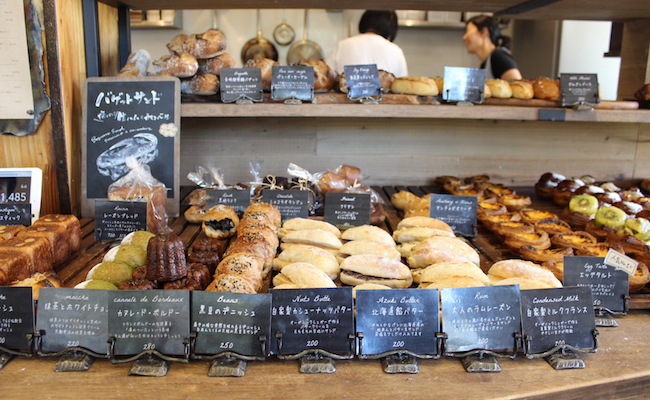 『丘の上のパン屋』の店内に並ぶパン