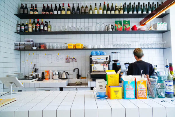 お買い物に カフェタイムに 渋谷にできたフレンチなスポット アニエスベー 渋谷店 Paris Mag パリマグ