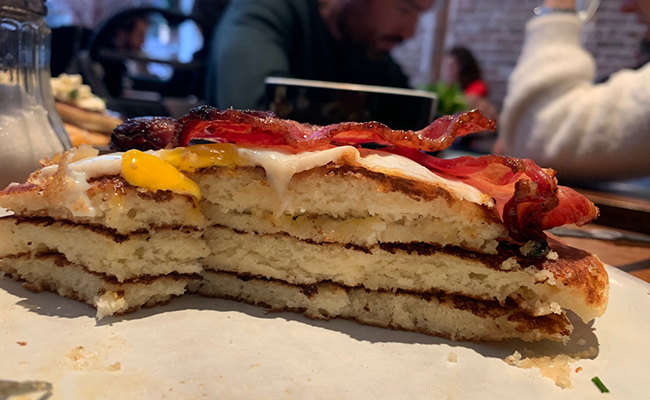 パリのカフェレストラン『Papilles』のパンケーキの断面