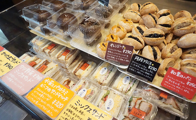 京都『たま木亭』の店内に並ぶパン