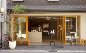 メニューはドリンクとカヌレのみ。コーヒーバリスタが開いたカフェ 京都『here』 | PARIS mag パリマグ