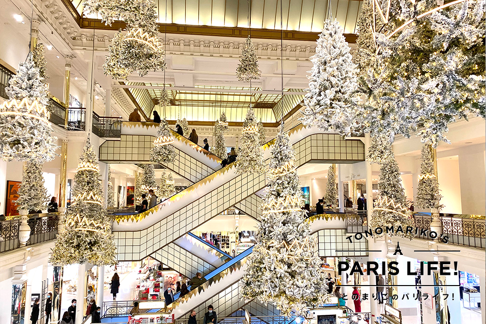 パリのクリスマスに遠慮はなし！吹き抜けを使った豪華なイルミネーション