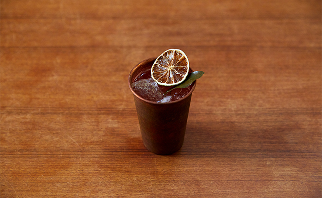 ジンジャーや柑橘が効いた「カフィアライムミュール」は、すっきりしていて飲みやすい一杯