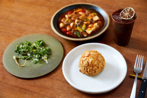 原シェフが旅先で出合った味に着想を得て作り上げる多国籍料理。白金台『LIKE』