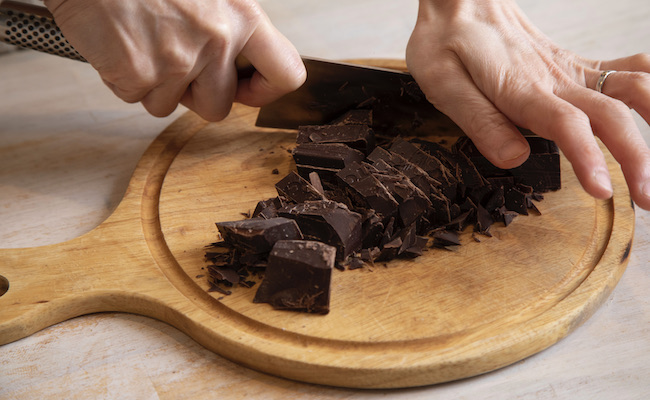 チョコレートは小さく砕いてボウルに入れる