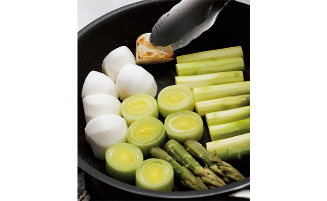 フライパンに残った油を拭き取り、野菜類を重ならないように並べ、弱火でゆっくり焼きます。