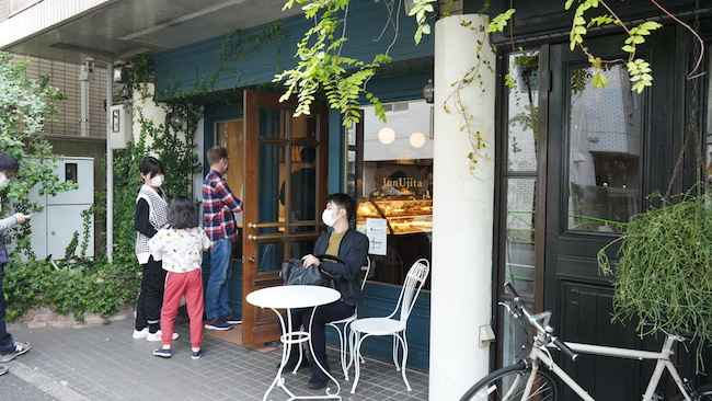 実力派のお店『ジュン ウジタ』は、パリの小道にひっそりと佇むお店のような外観