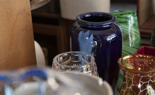 色とりどりの美しい壺や花瓶が、品よく佇み店内を彩る