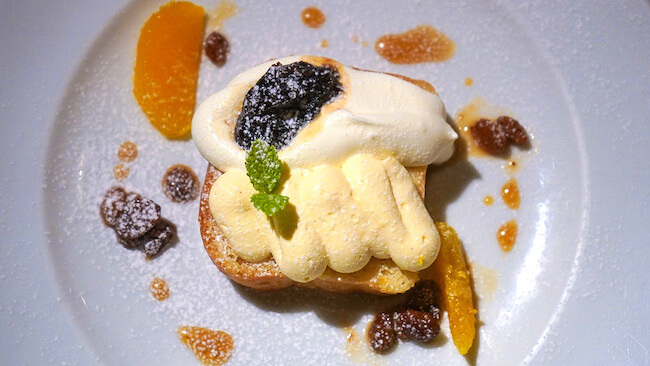 フランス伝統菓子のひとつである「ババオラム」も『ヌガ』の手にかかれば豪華なアシェットデセールへ