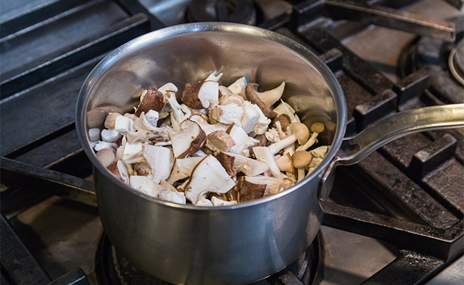 鍋にオリーブオイルを入れたら、足つきなめこと花びら茸以外のきのこ類を入れて塩を振り、軽くソテーします。