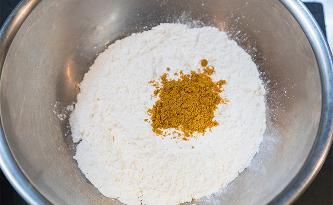 ボウルに薄力粉にベーキングパウダーとカレー粉を入れ混ぜます。