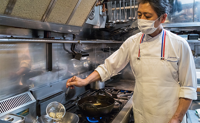 フランス料理の技術をベースに、日本食材を使ったオリジナリティあふれる料理を展開する山岡シェフ。