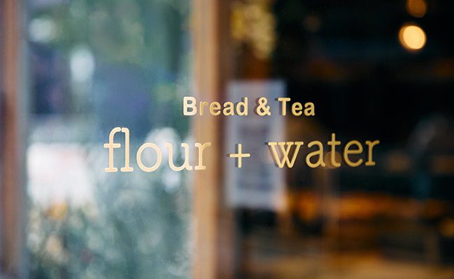『flour+water 中目黒（フラワーアンドウォーター）』のロゴ