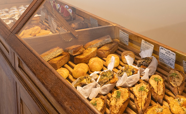 「Boulangerie du Désir」のショーケースに並んだパン