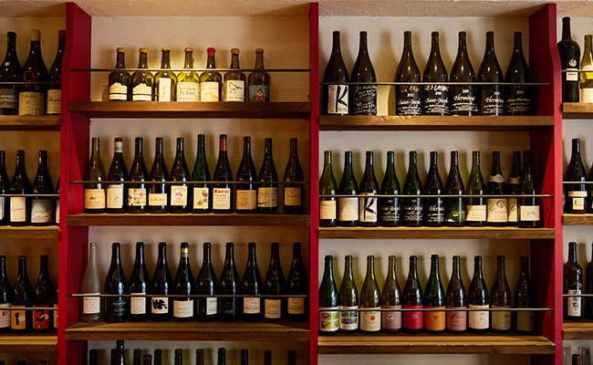 『メグロアンジュール』の壁一面に並べられたワイン