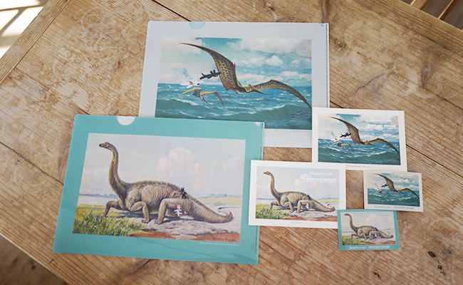 恐竜図鑑のお土産にぴったりなA4クリアファイル（440円）、ポストカード（220円）、ステッカー（385円）