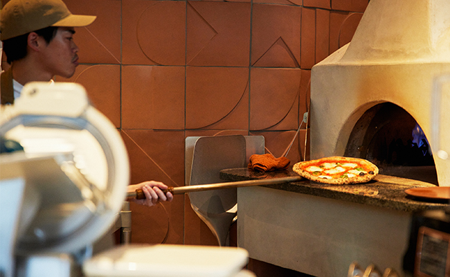 ピザ窯から出来立てのピザが！