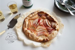 生の薄切りりんごをたっぷりのせたノルマンディ地方の「タルト・リュスティック・オ・ポム」